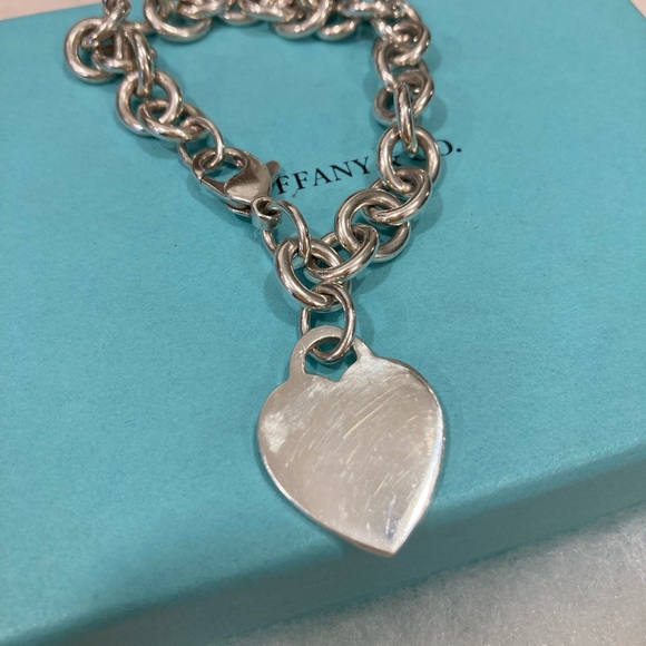 Authenticated Tiffany & Co. thick sterling silver chain bracelet heart charm 🩵 - Picture 4 of 9
